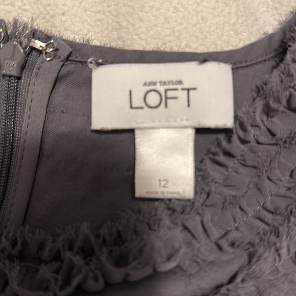 EUC gray sleeveless delicate frilly neckline & pockets Loft dress size 12 - Picture 3 of 9